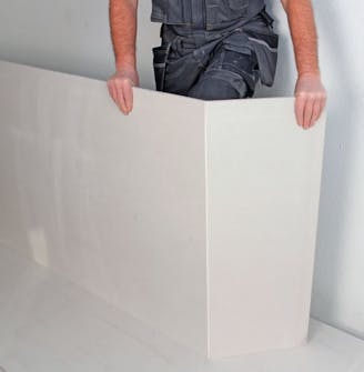 Gipsplater himling: Sett platen opp på kanten Gipsplater himling: Sett platen opp på kanten